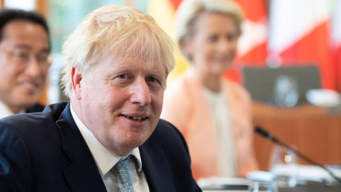 G7開場普京成“焦點”,英首相建議“脫衣比胸肌”