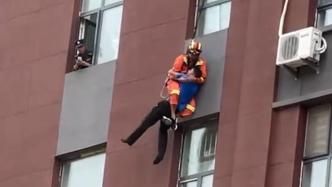 男子坐6楼窗外欲轻生，坠下瞬间被消防员用双腿紧紧夹住