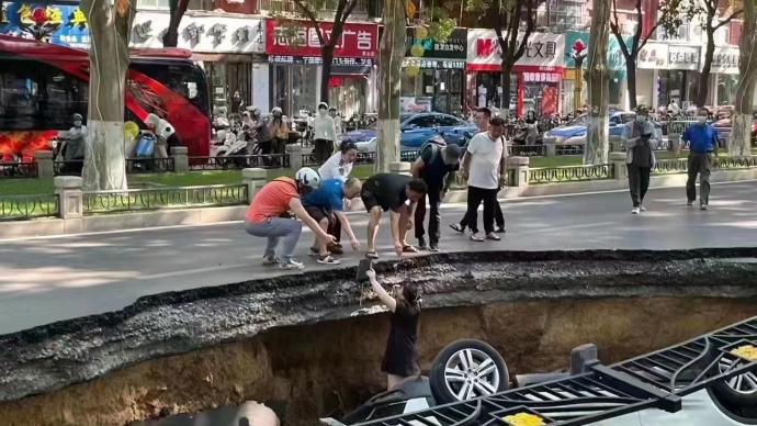 洛阳一主干道路面再发塌陷一车行驶时坠入，城管局：原因正查