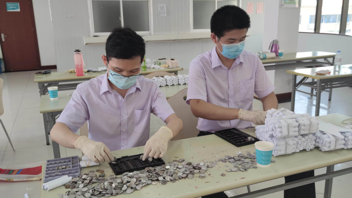 上海：农行近30名员工清点寺庙18万余枚硬币