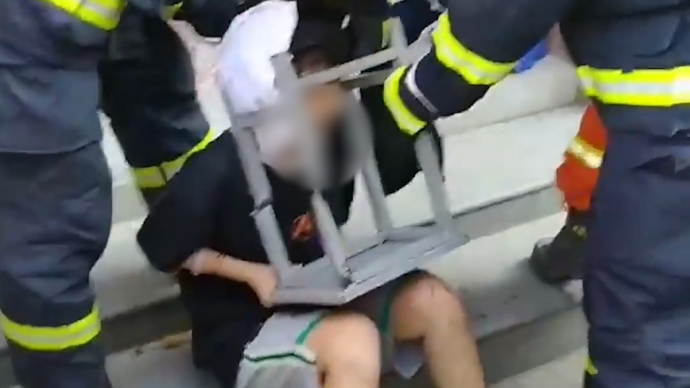 初中生头卡板凳被困，消防救援师生围观