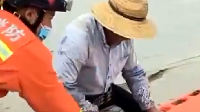 舟山一渔民自制滑泥工具救下深陷滩涂男子