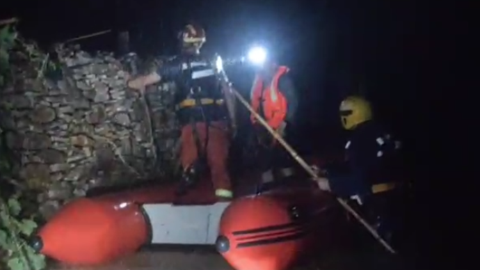 山东枣庄暴雨：有村庄积水最深2米，消防救出14名被困老人