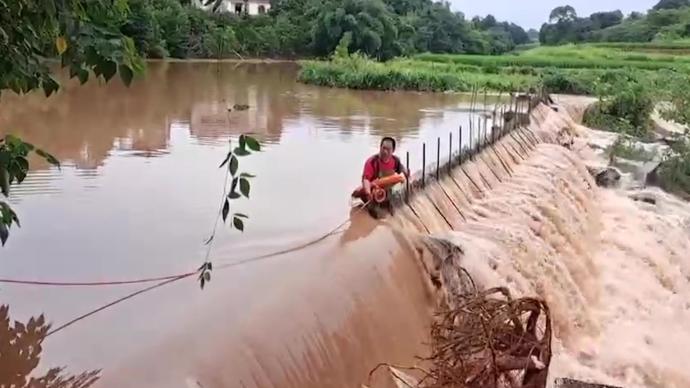 四川瀘州：暴雨致多人被困，消防緊急出動救援
