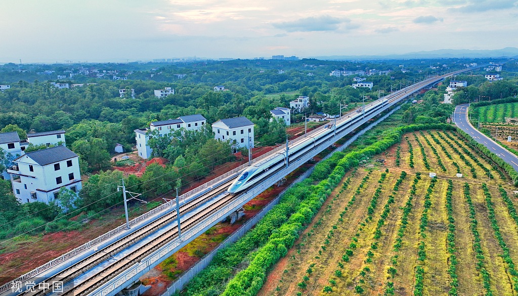 2022年6月16日,江西赣州,一列和谐号列车行驶在赣深高铁赣州蓉江新区