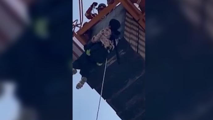 女子在60米塔吊上中暑昏迷，消防用绳索和云梯车施救
