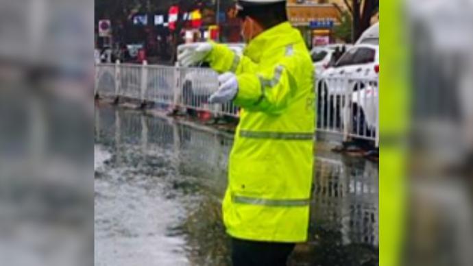 甘肃多地迎降雨，民警奋战一线防汛抢险