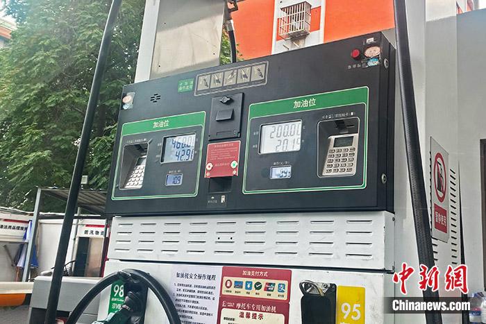 6月26日，在北京市西城区某加油站内价格显示：95号汽油每升已达9.93元。中新财经 葛成 摄
