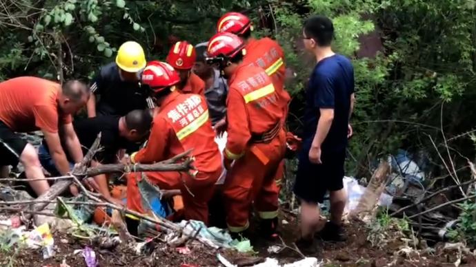 村民坐三轮坠20米山沟，消防紧急救援2小时