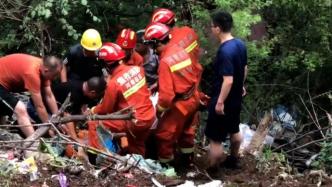 村民坐三轮坠20米山沟，消防紧急救援2小时