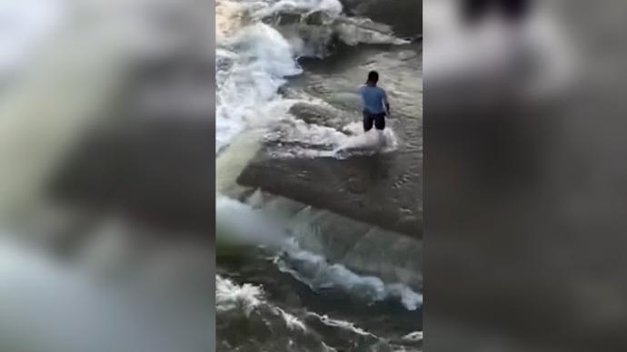 男子钓鱼入迷被困河中，民警关闸救援