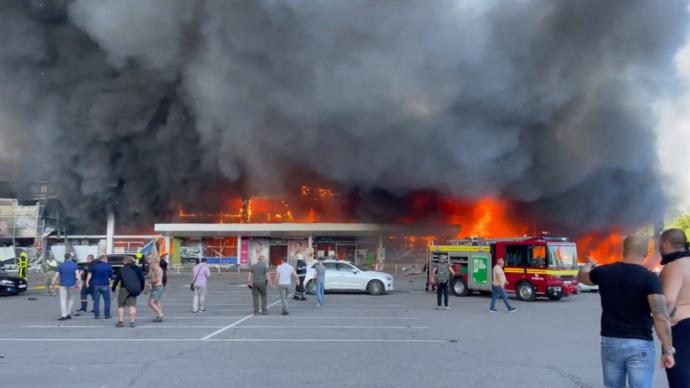 早安·世界｜乌克兰一购物中心突遭导弹袭击，已致16人死亡
