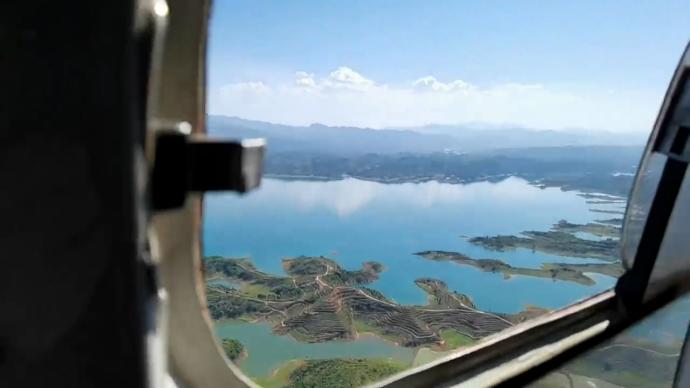 十堰林业局联合武当山航空护林站空中巡林，空中俯瞰绿海如画