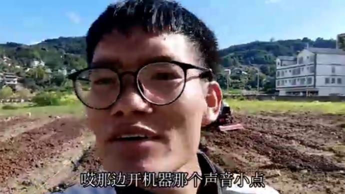 云南大学生边耕地边宣传母校被笑评“招生减章”，校方：他真实可爱