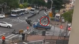 上海一公交坠河前有人在车后狂奔：系司机同事，想拉手刹救人