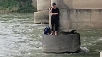 男子钓鱼被困桥墩，消防员横渡急流救人
