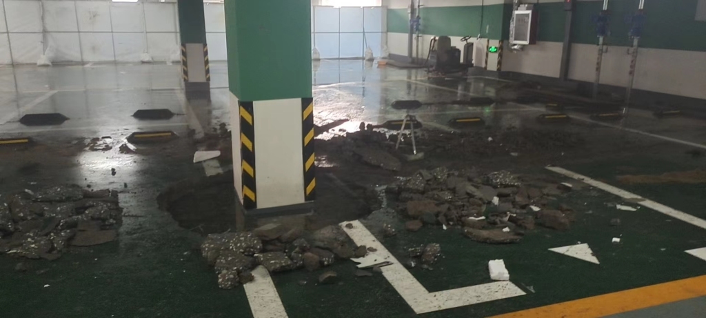 青岛胶州一小区交房半年多车库冒“喷泉”，开发商：安排勘察