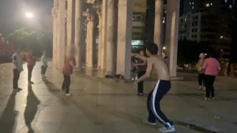 小伙和广场舞大妈吵架使出“退退退”，网友：用魔法打败魔法