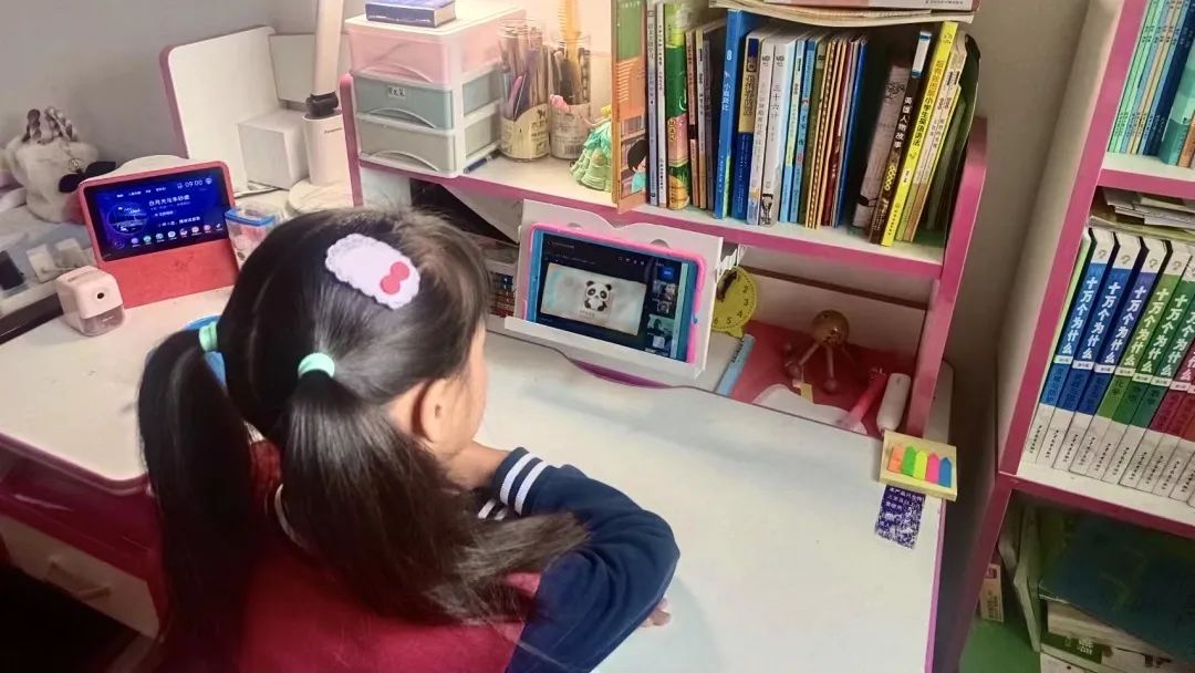 崇明区横沙小学引入了孩子们喜欢的“盲盒”来进行期末趣味评价。本文图均为 校方供图