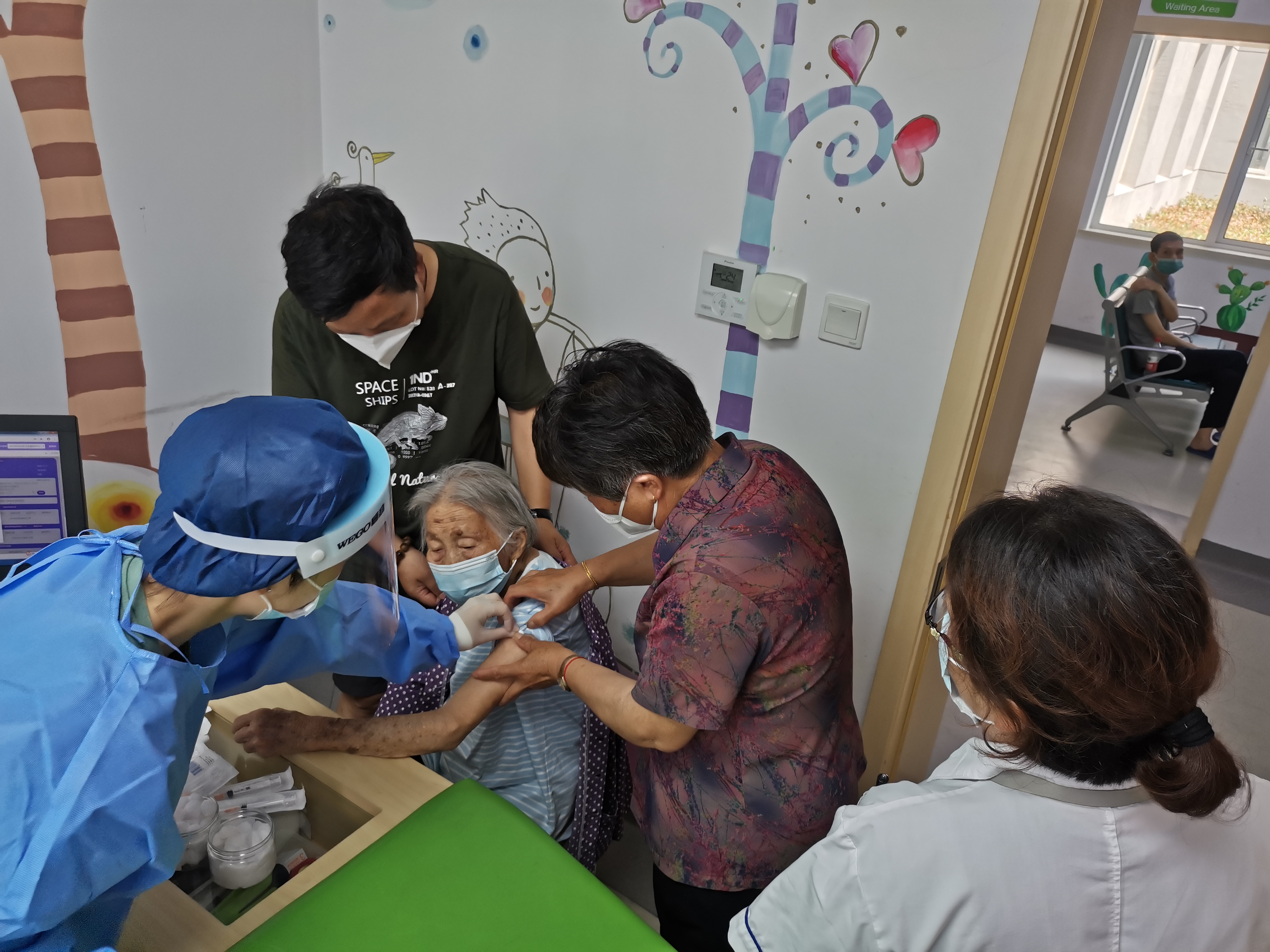 百岁老人方阿婆接种新冠疫苗.上海金山区 供图