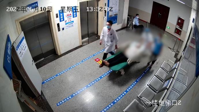 赣州一男子被三节筷子插入眼睛，医院成功救治