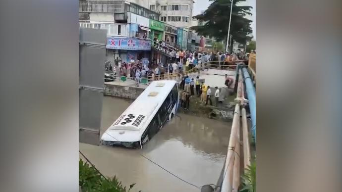 上海一公交车滑入路边河道，驾驶员身体不适事发时车上无乘客