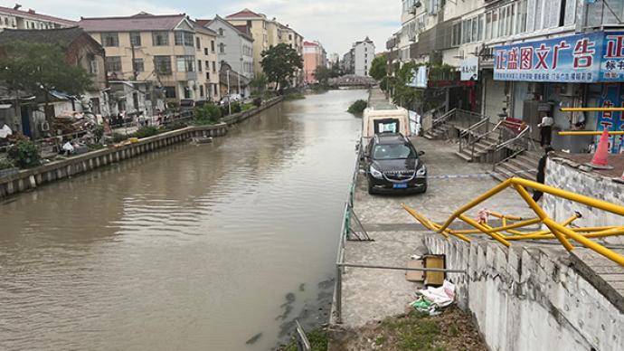 上海浦東一公交車滑入河道，救人者回憶事發經過