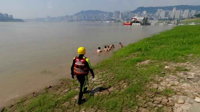 训练时遇5名少年在长江中游泳，消防将他们“赶”上岸