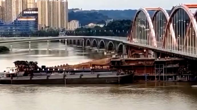 湖南常德沅水大桥遭船只撞击，目前仍未通车