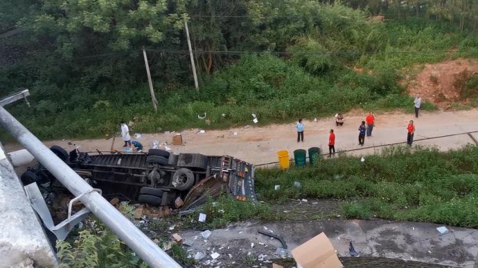 赣州一货车撞断护栏坠桥司机被卡，消防紧急救援