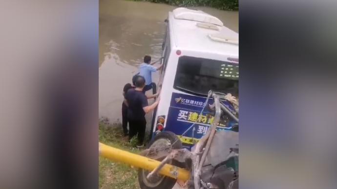 上海一公交车滑入河道，多位热心市民第一时间下水救援
