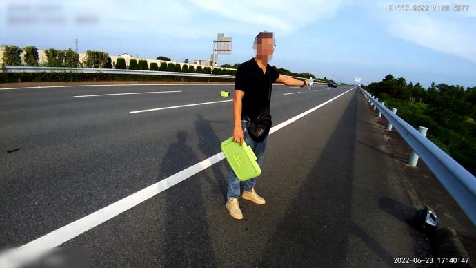 男子高速公路癲癇發作出車禍，民警函告車管所建議注銷駕照