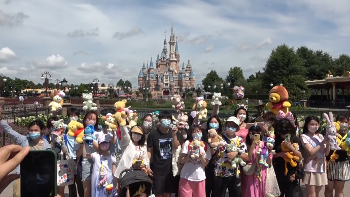 上海迪士尼乐园恢复运营首日：游客将玩偶包成花束表达喜爱