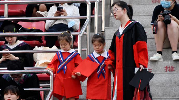 女博士带5岁半的双胞胎女儿参加毕业典礼：希望做她们的榜样