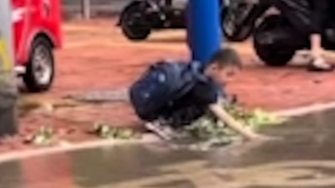 潍坊一小男孩徒手清下水道堵塞物，拍摄者：很多大人都做不到