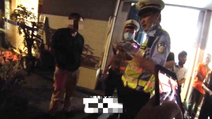 為逃避處罰，酒駕司機當著交警的面喝完一瓶酒：因醉駕被抓
