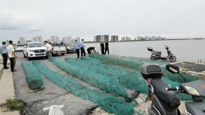 上海奉贤这三人涉非法捕捞被捕，当场查获海产品5.9公斤