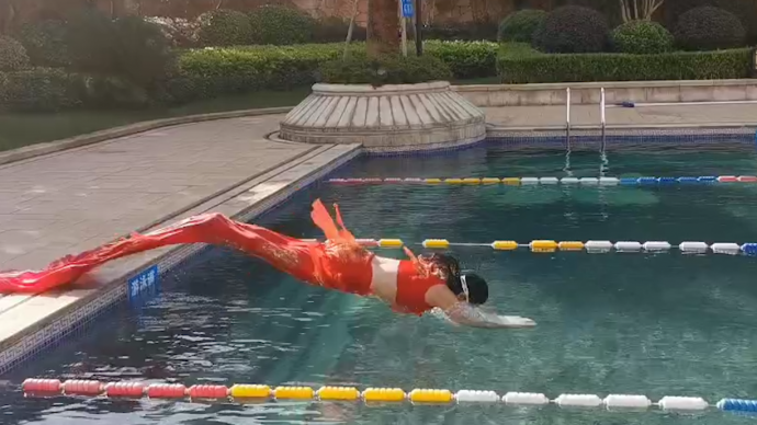 湖南衡阳64岁阿姨坚持练习水中美人鱼一年，能潜泳还能空翻