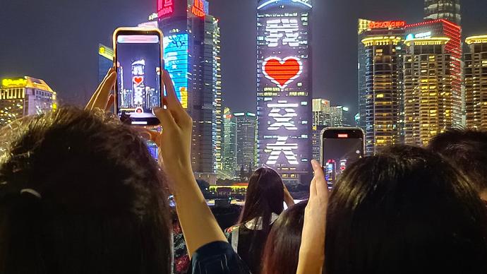 满满是祝福！上海外滩“城市之窗”为高校毕业生点亮大屏幕