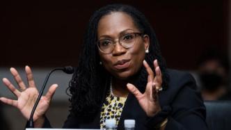 美国首位非裔女性最高法院大法官宣誓就职
