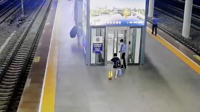 男孩被妈妈遗忘在高铁站台，车站人员将他送回亲戚家
