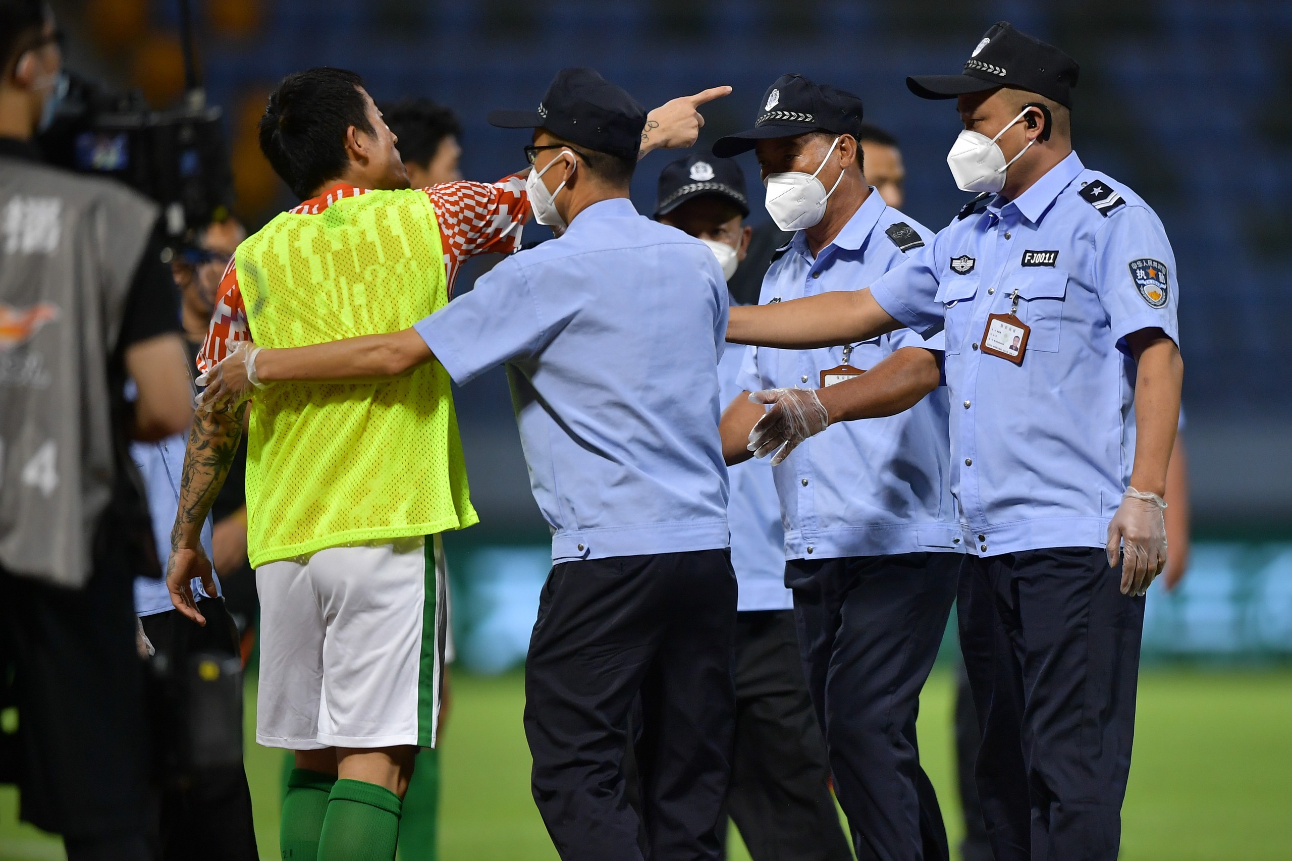 深圳球员比赛后还在追着裁判指责。