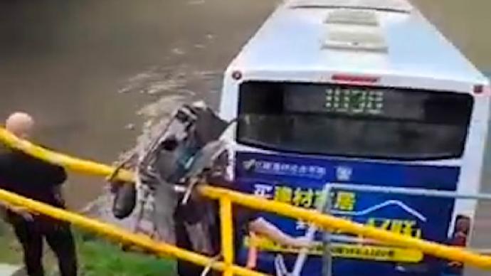 上海一公交车坠河：河水没过司机头顶，过路骑手与消防合力施救