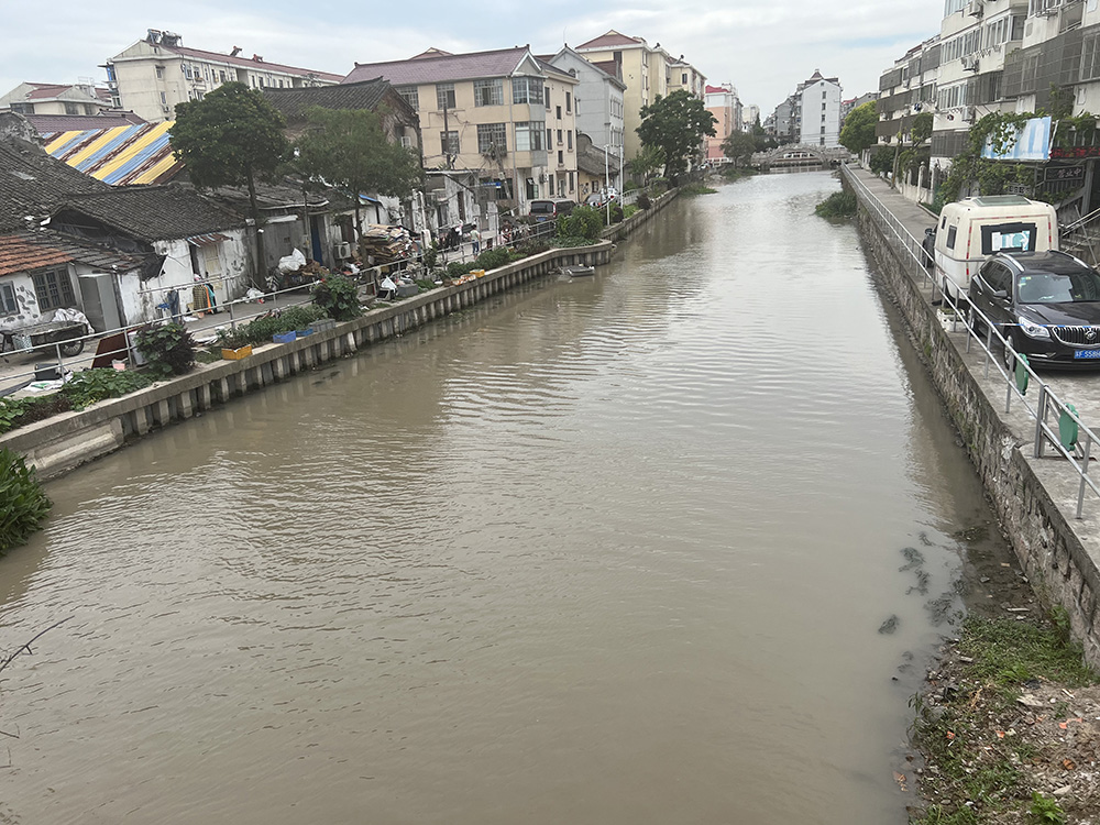 上海一公交车滑入河道后续：59岁司机突发心梗，热心群众爬车内救人