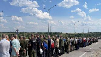 早安·世界｜俄乌大规模战俘交换，95名亚速钢铁厂守军获释