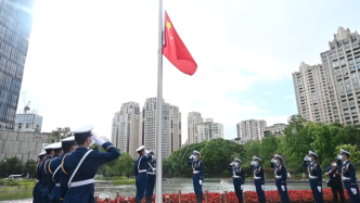中共一大纪念馆恢复开馆，市民一早前来观看升旗
