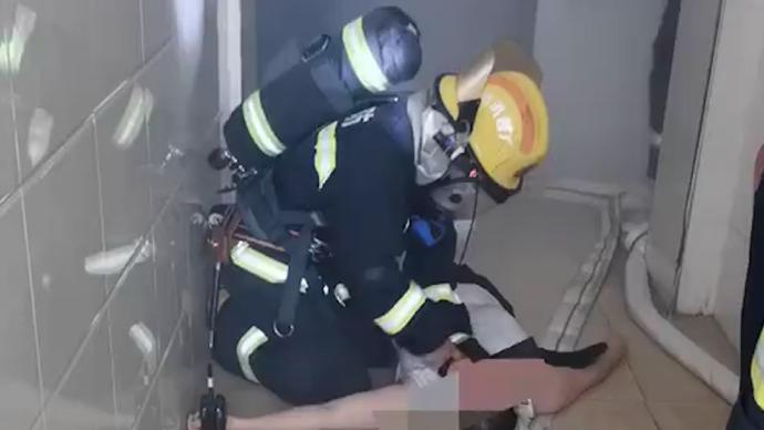 消防员400次心肺复苏救回火场昏迷女子