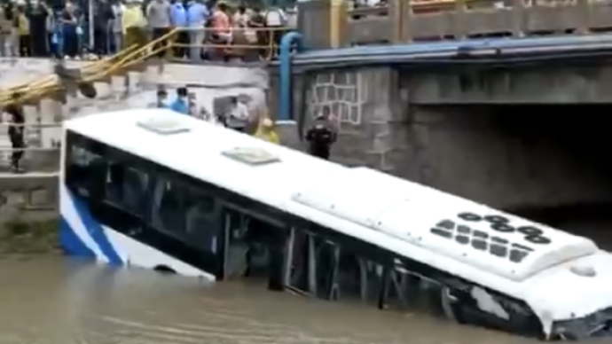 上海一公交车滑入河道后续：59岁司机突发心梗，热心群众爬车内救人