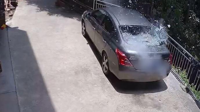 广西一车主将清新剂放置车内，炸破后窗玻璃四溅