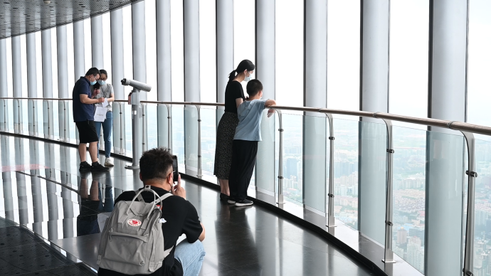 上海之巅观光厅恢复开放，有游客离沪前特地前来打卡